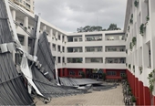 Ảnh hưởng của bão số 4, mái che sân trường tại TP HCM bất ngờ đổ sập