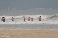 Nhiều người lướt ván, tắm biển trước bão số 4 bão Noru