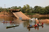 CLIP Brazil Cầu sập bất ngờ, nhiều ô tô rơi xuống sông, 18 người chết, mất tích
