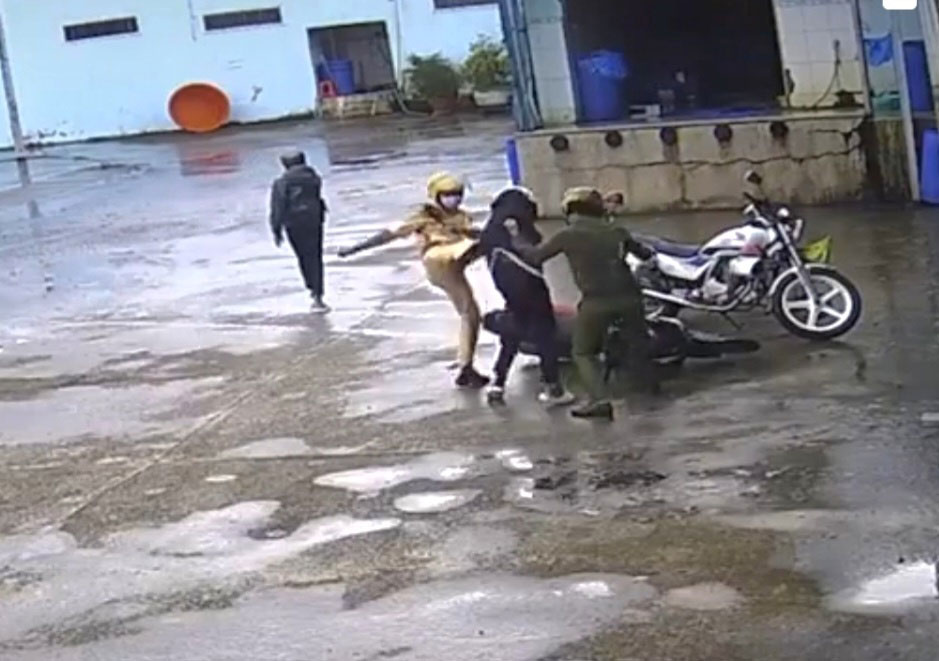 Tước danh hiệu CAND 3 cán bộ công an bạo lực với 2 thiếu niên