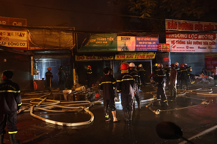 Hà Nội Cháy rụi ba ngôi nhà liền kề phố Nhân Hòa