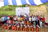 VKSND huyện Điện Biên hỗ trợ xây trường mầm non, tặng quà người dân bản Huổi Cảnh