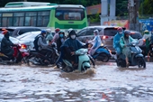 Người dân TP HCM bì bõm lội nước về nhà chiều cuối tuần