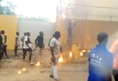 Dân Burkina Faso đốt phá Đại sứ quán Pháp một ngày sau đảo chính quân sự
