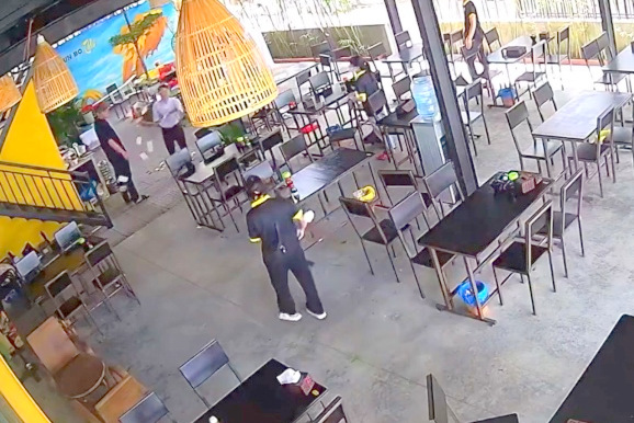 Tạm đình chỉ công tác cán bộ Sở Tài nguyên Môi trường có hành vi ném tiền tại quán ăn