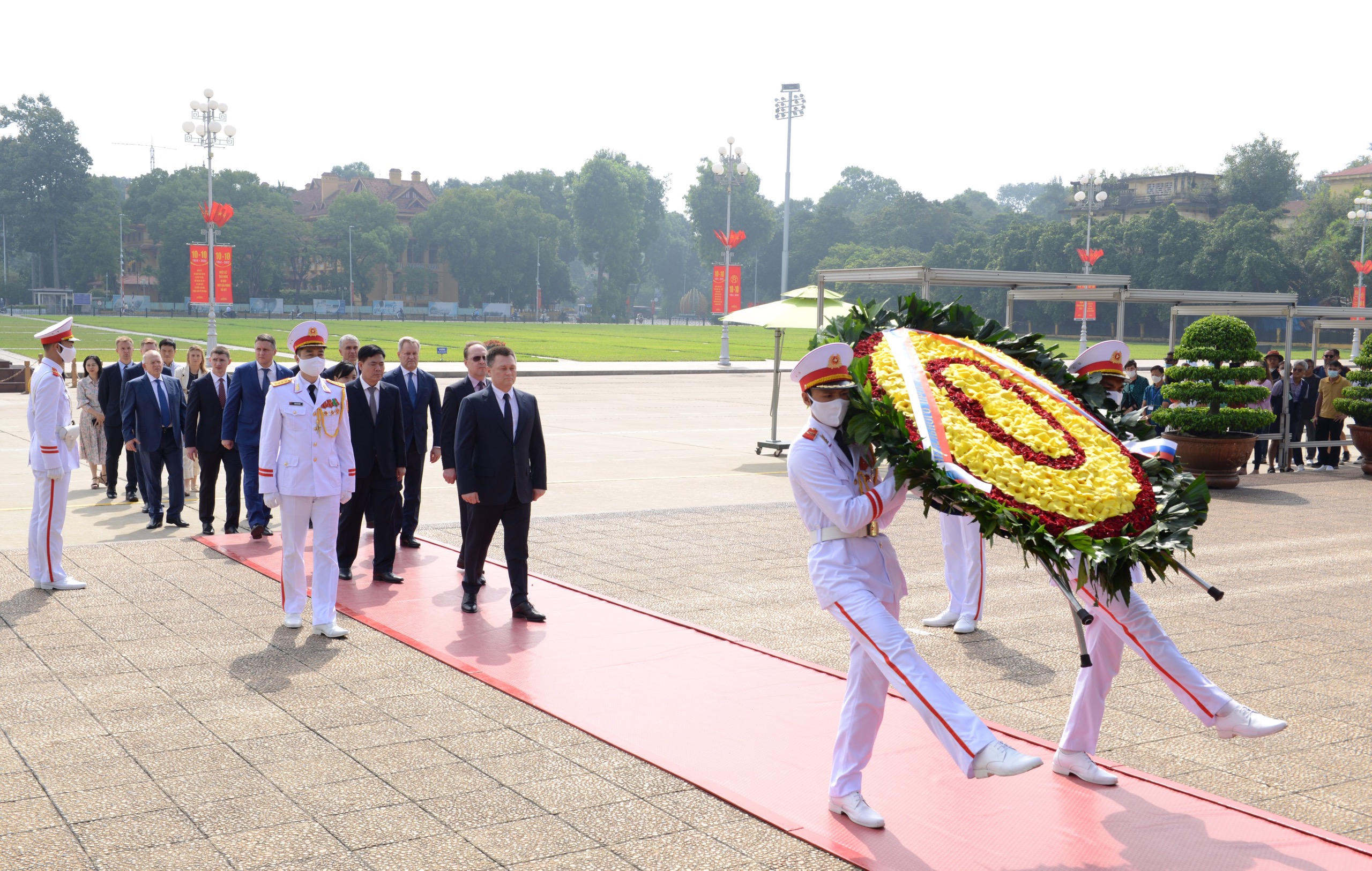 Đoàn đại biểu Tổng Viện kiểm sát Liên bang Nga vào Lăng viếng Chủ tịch Hồ Chí Minh