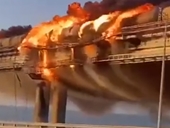 CLIP Cầu Kerch dài nhất châu Âu nối Nga với bán đảo Crimea bùng cháy dữ dội sau vụ nổ lớn