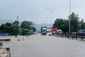 Nhiều điểm trên quốc lộ 1A đoạn qua Thừa Thiên Huế bị chia cắt do ngập lụt