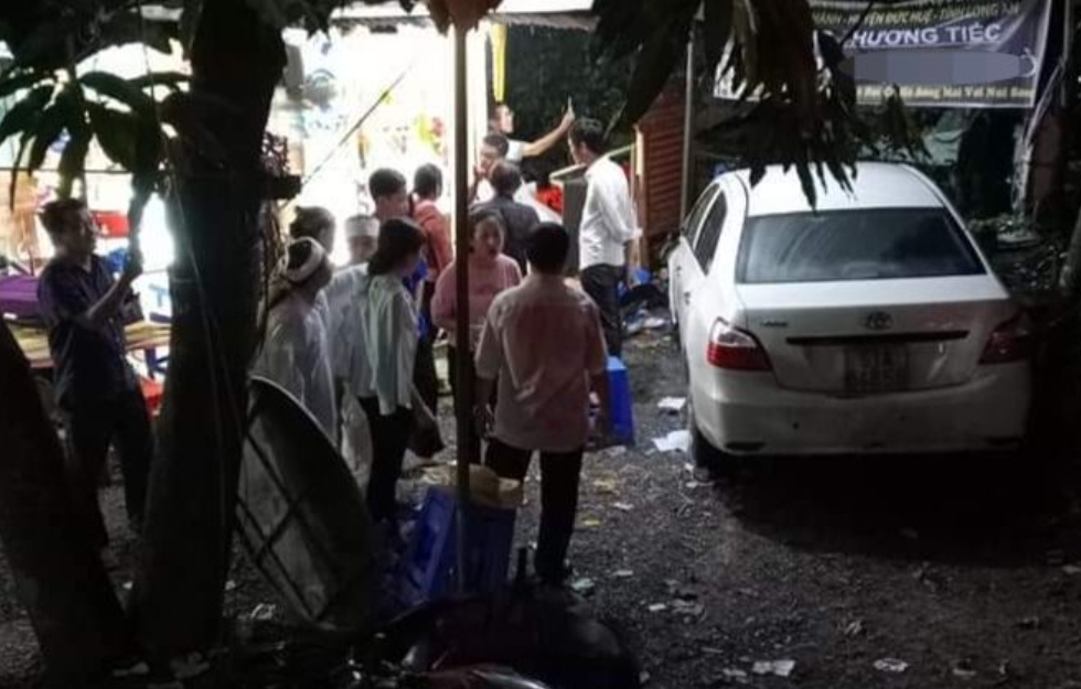 Ôtô bất ngờ lao vào đám tang, khiến nhiều người bị thương