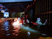 Đà Nẵng chìm trong biển nước, lực lượng cứu hộ xuyên đêm giúp dân