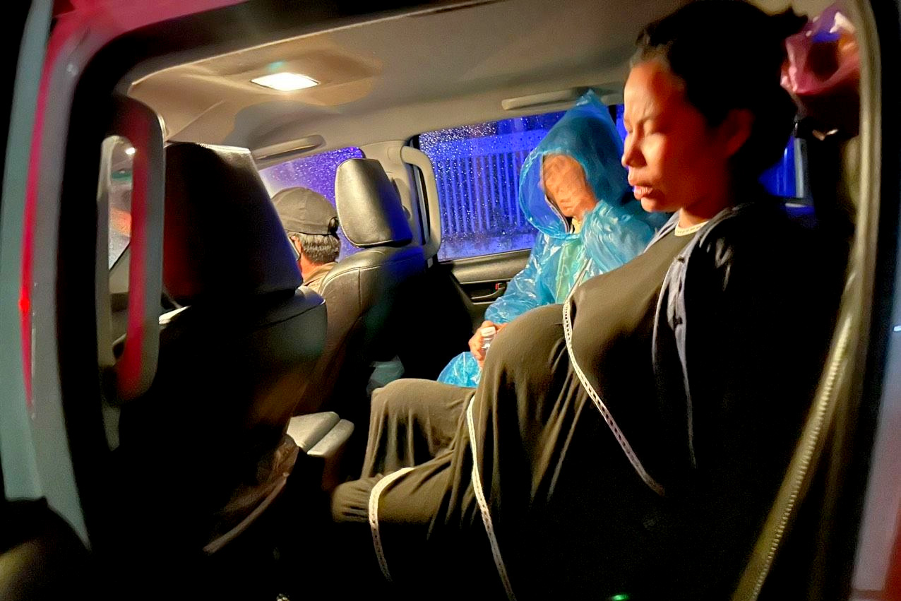 CSGT giúp sản phụ vượt lũ đi sinh con