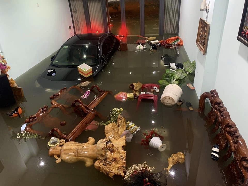 Hình ảnh nhói lòng Đà Nẵng   thất thủ giữa biển nước