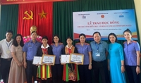 VKSND TP Hạ Long trao học bổng tiếng Anh tặng học sinh nghèo vượt khó
