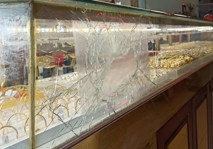 Công an truy đuổi, bắt giữ tên cướp tiệm vàng suốt 2km