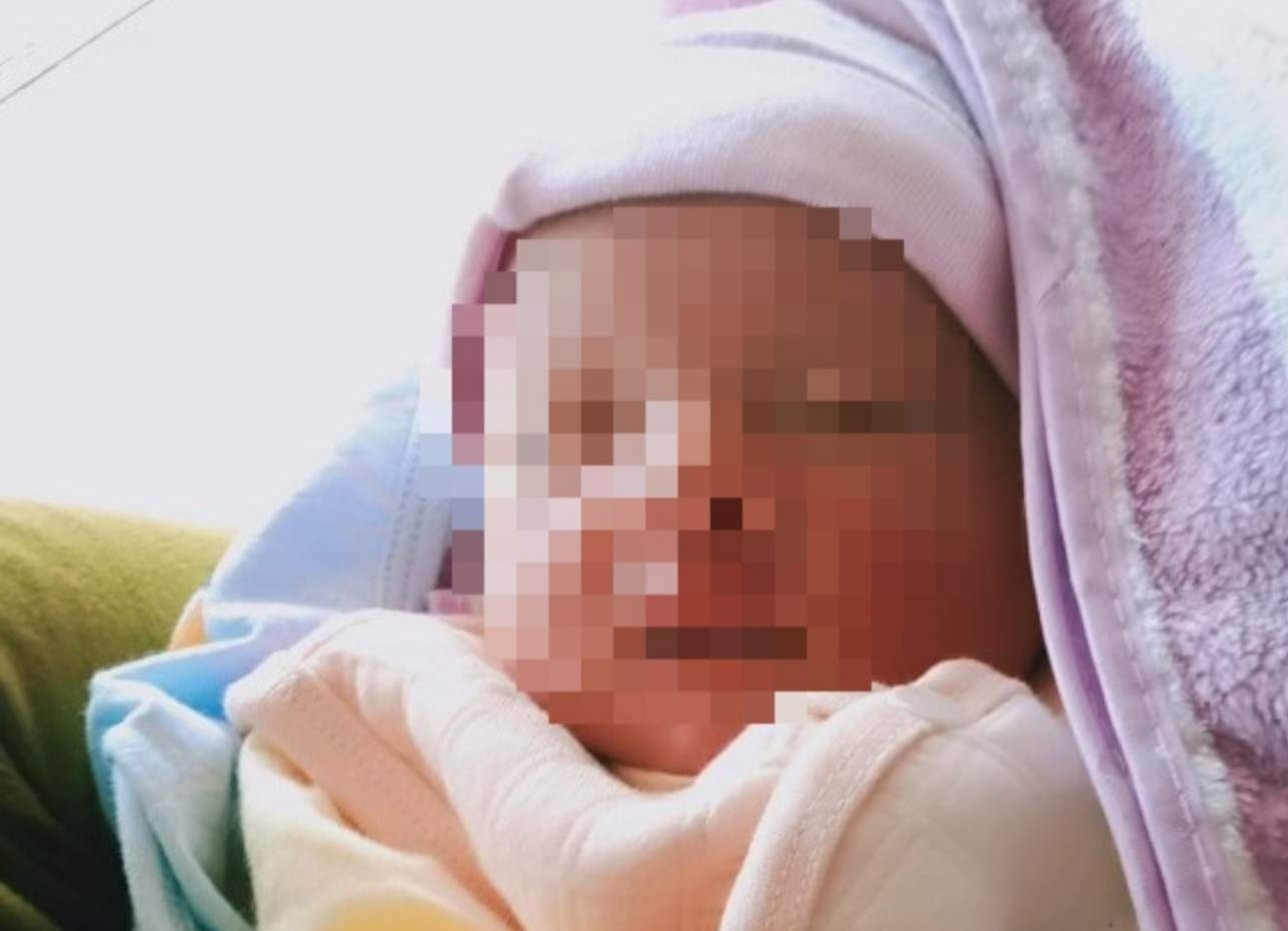 Một cháu bé bị bỏ rơi tại trạm bưu điện cũ