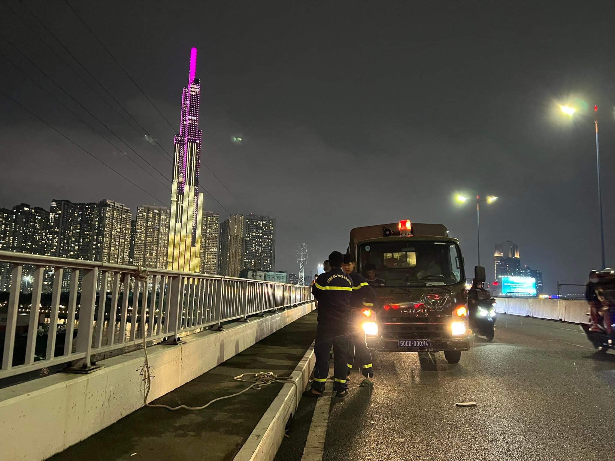 Người đàn ông thuê xe ôm lên cầu Sài Gòn rồi nhảy xuống sông