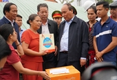Chủ tịch nước Nguyễn Xuân Phúc thăm người dân bị thiệt hại do mưa lụt tại Đà Nẵng