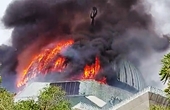 CLIP Mái vòm khổng lồ của Nhà thờ Hồi giáo ở Jakarta, Indonesia sụp đổ trong hỏa hoạn