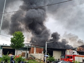 Cháy dữ dội ở cửa hàng kinh doanh đồ nhựa tại Đắk Lắk