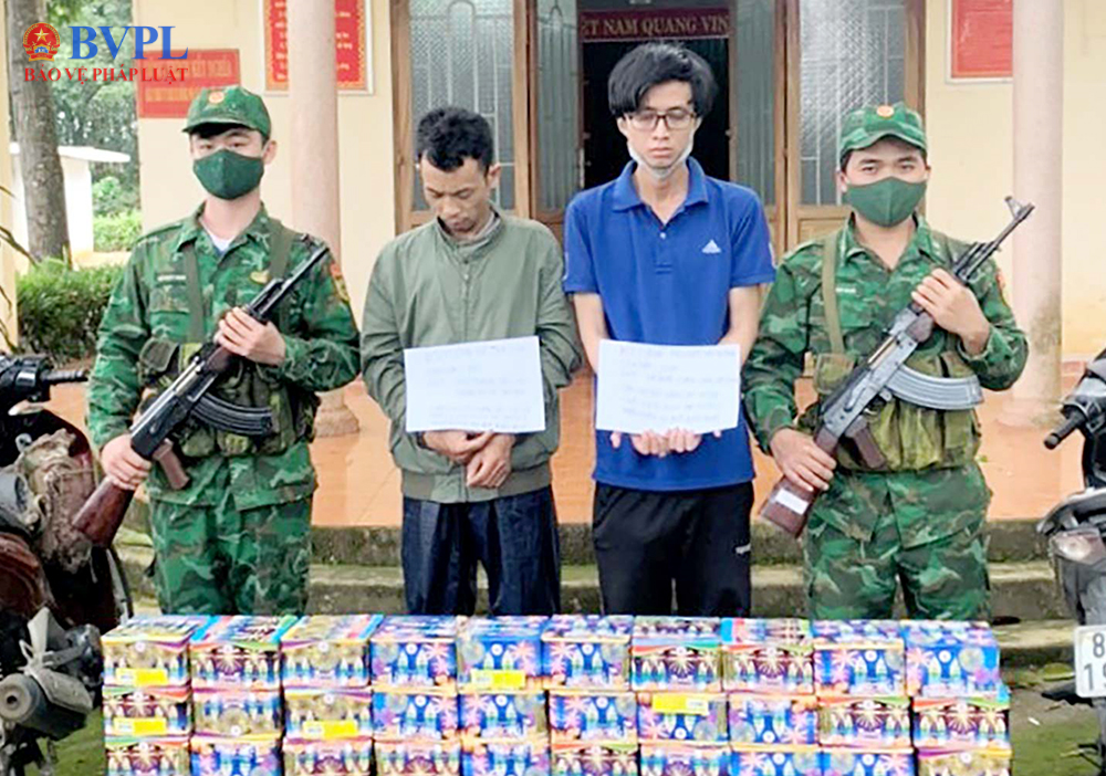 Bắt giữ 2 đối tượng vận chuyển pháo lậu tại tỉnh Bình Phước