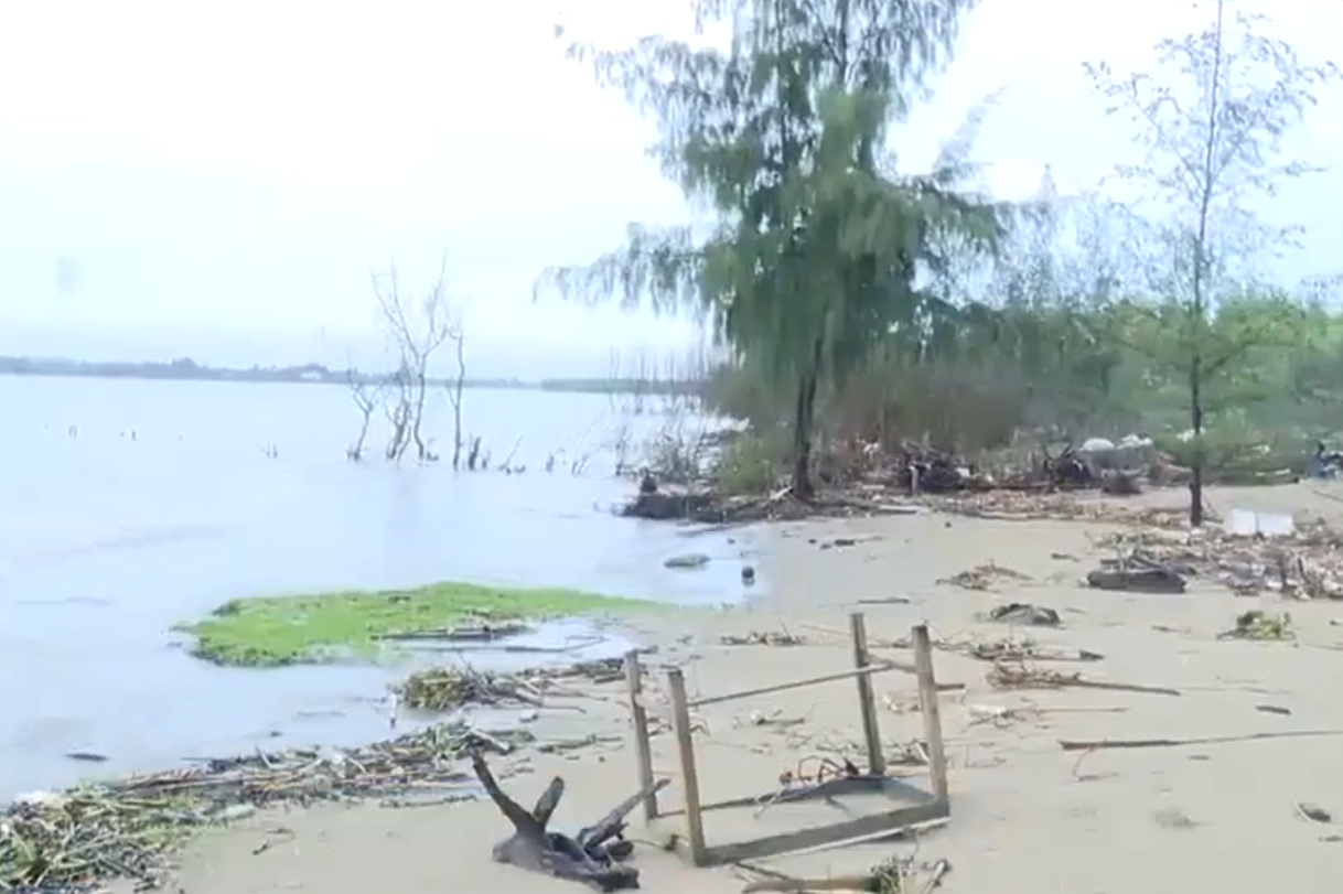 Nước biển xâm thực sâu vào đất liền, Thanh Hóa công bố tình huống khẩn cấp