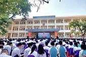 Kiểm sát viên tuyên truyền pháp luật cho thanh, thiếu niên tại Trường THPT Uông Bí