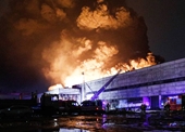 Nhà kho khổng lồ ở St Petersburg, Nga bốc cháy dữ dội