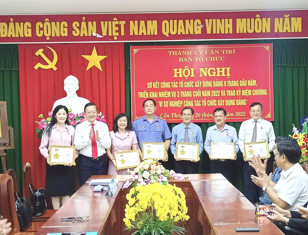 Phó Viện trưởng VKSND TP Cần Thơ được tặng Kỷ niệm chương “Vì sự nghiệp công tác tổ chức xây dựng Đảng”