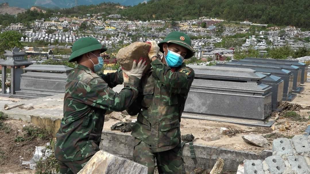 Bộ đội khắc phục sạt lở ở nghĩa trang Hòa Sơn