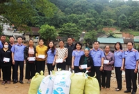 VKSND tỉnh Nghệ An trao quà nơi lũ quét đi qua