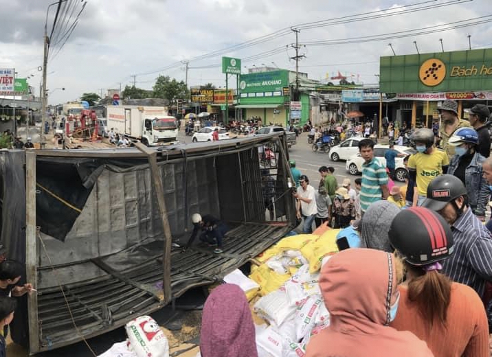 Xe tải lật đè chết người, hàng trăm người dân kéo đến theo dõi