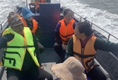Giải cứu 23 ngư dân bị lật bè trên biển
