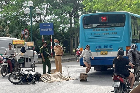 Va chạm giao thông, một phụ nữ tử vong dưới gầm xe buýt