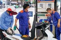 Giá bán lẻ xăng dầu ngày 1 11 Đồng loạt tăng giá nhẹ