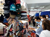 Tạm giữ gần 2 000 sản phẩm vi phạm tại thiên đường mua sắm