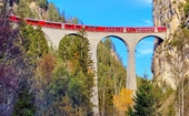 Chiêm ngưỡng đoàn tàu khủng dài gần 2 km của đường sắt Thụy Sĩ trên dãy Alps