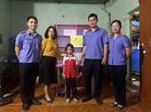 VKSND TP Cẩm Phả tặng quà học sinh có hoàn cảnh khó khăn