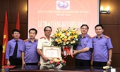 Chi bộ Vụ 8 VKSND tối cao tổ chức trao tặng Huy hiệu 30 năm tuổi Đảng