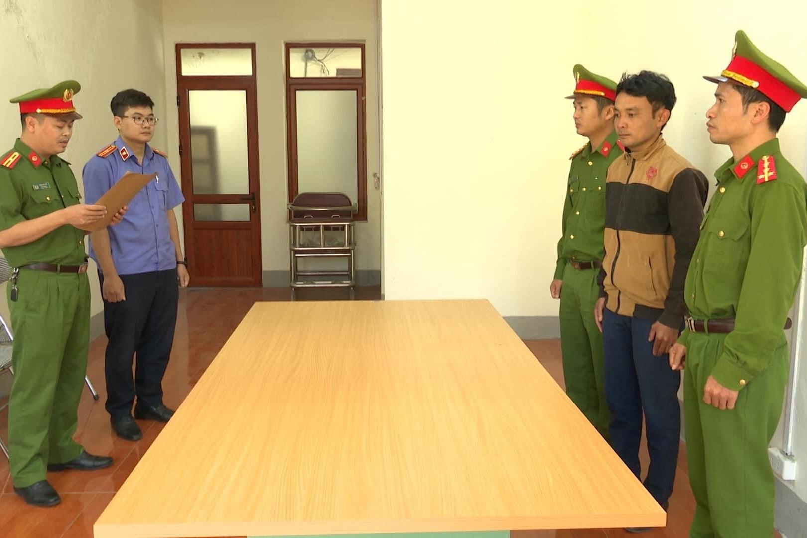 Khởi tố giám đốc doanh nghiệp nhiệm thu công trình bằng  công tơ xe máy