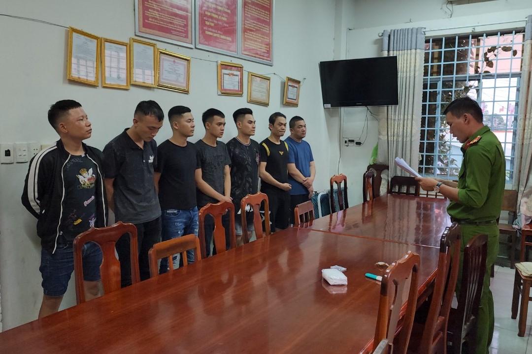 Khởi tố, bắt tạm giam 7 đối tượng tín dụng đen chém người