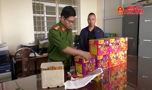 Lào Cai: Bắt đối tượng vận chuyển trái phép gần 30kg pháo hoa nổ