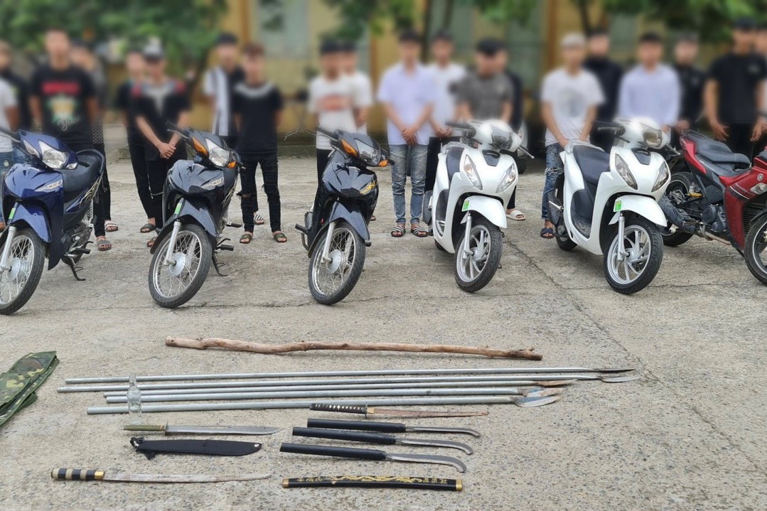 Khởi tố nhóm đối tượng lứa tuổi học sinh mang dao, kiếm khiêu khích đánh nhau