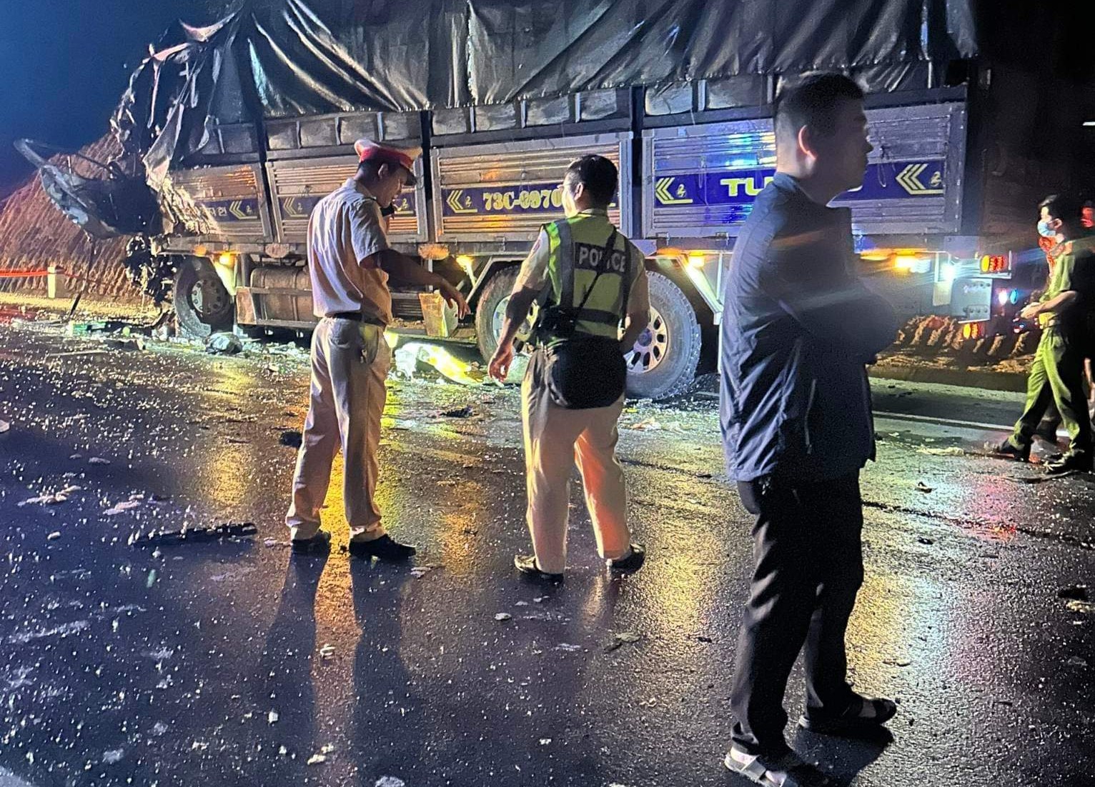 Xe khách đấu đầu với xe tải, 13 người thương vong