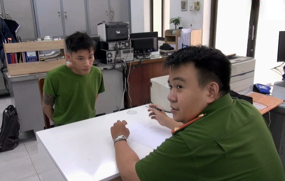 Tạm giữ nhóm đối tượng giật laptop của phóng viên khi đang tác nghiệp