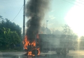 Va chạm với xe máy, ô tô bốc cháy khiến 2 người tử vong