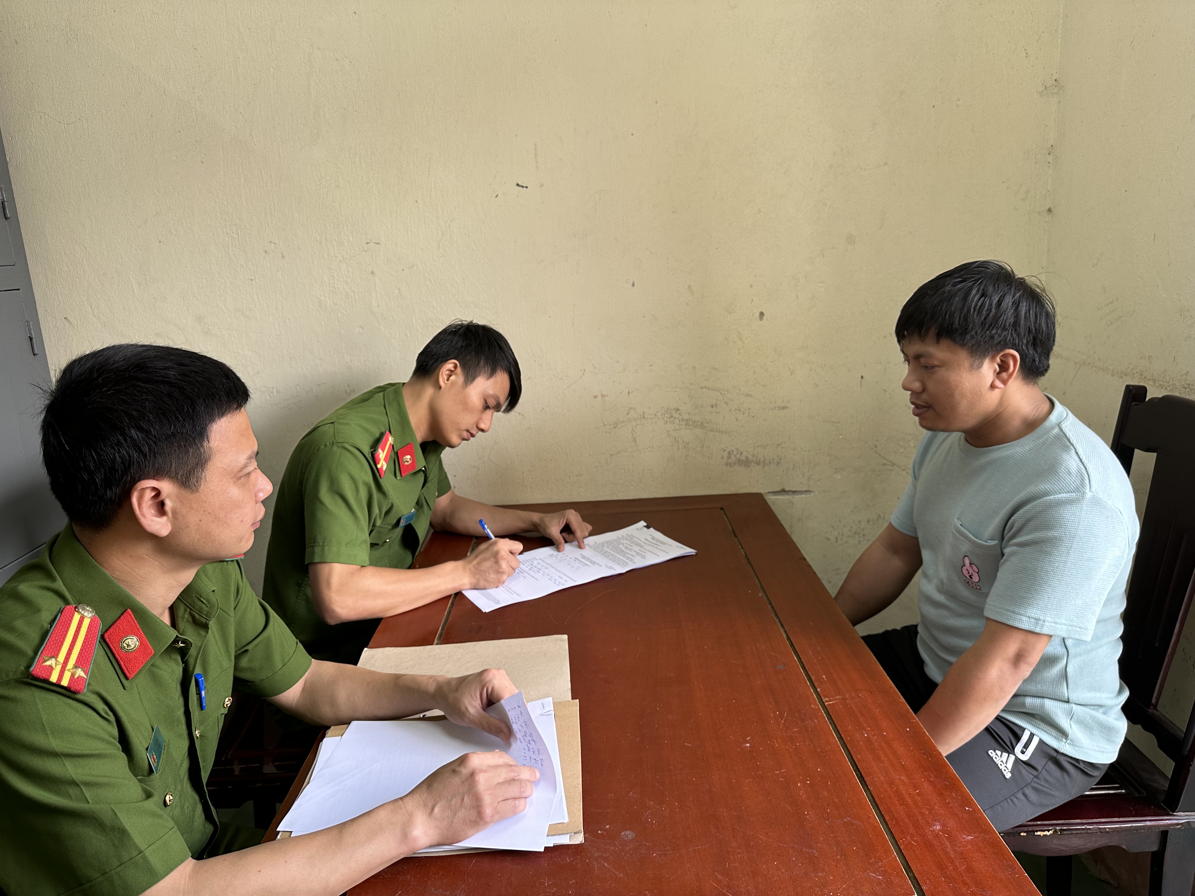 Dùng xe tải vận chuyển 15,8 kg pháo hoa đi tiêu thụ