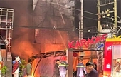 Cháy lớn biển quảng cáo tại quán karaoke