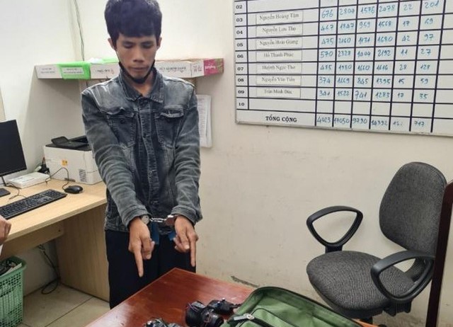 Dùng súng giả xông vào uy hiếp nhân viên, cướp ngân hàng