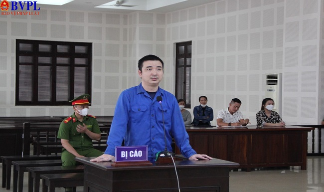 Ghen tuông, người đàn ông tông xe ôtô vào vợ cũ cùng trai lạ