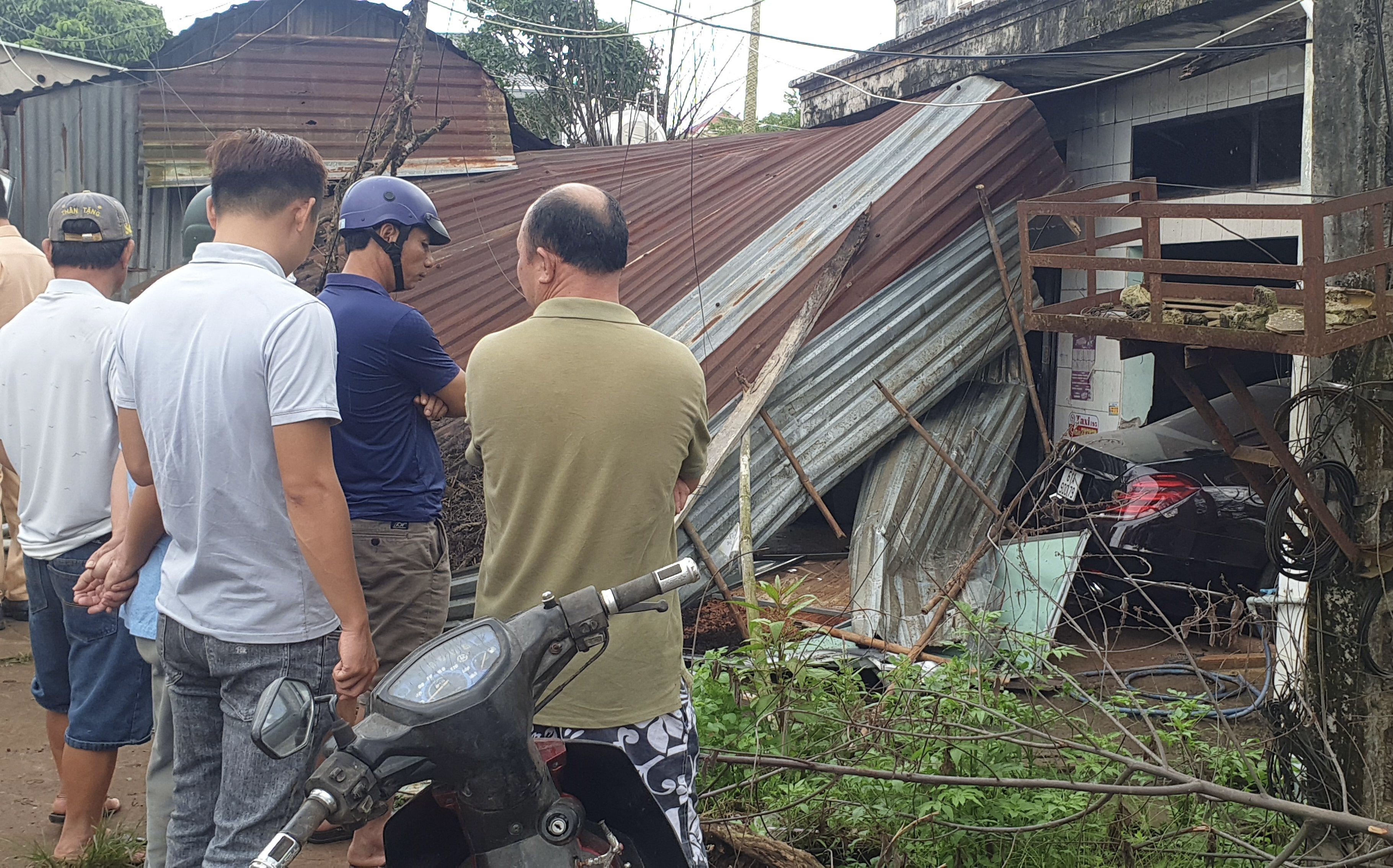 Bình Phước Nữ lái xe sang Mecerdes tông sập nhà dân